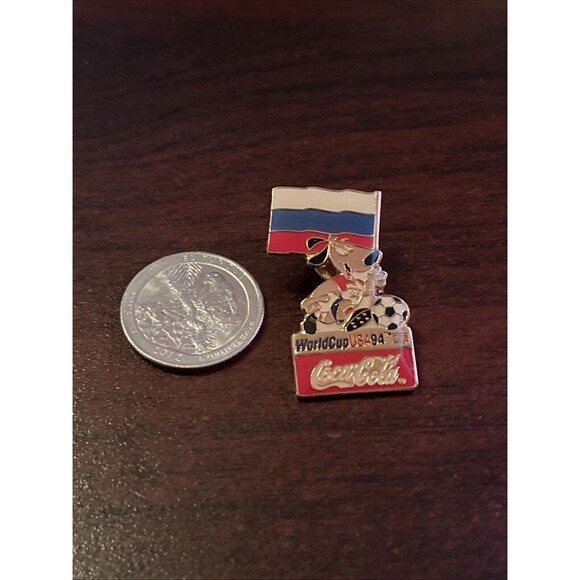 1994 USA World Cup Coca-Cola Stryker Dog Mascot Russia Flag Lapel Hat Pin - Picture 2 of 3